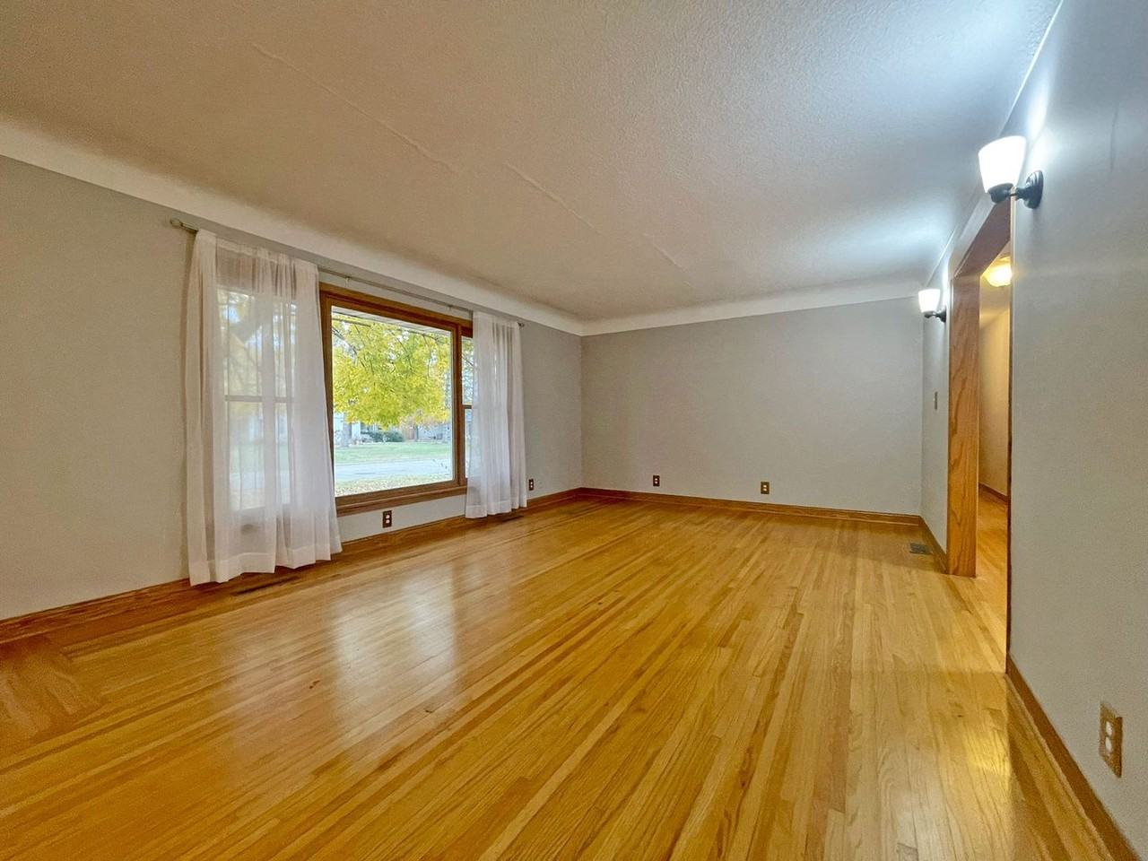 966 Sherren St W - Photo 5 of 21