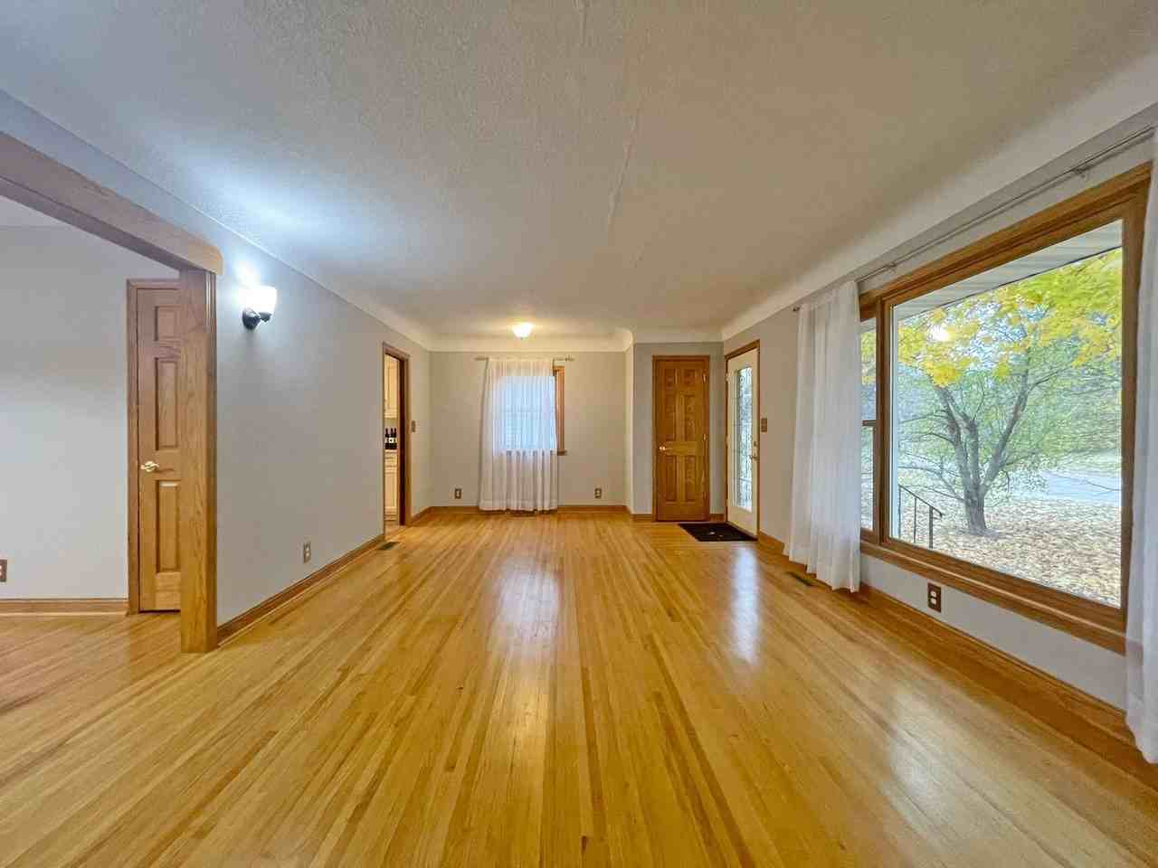 966 Sherren St W - Photo 6 of 21