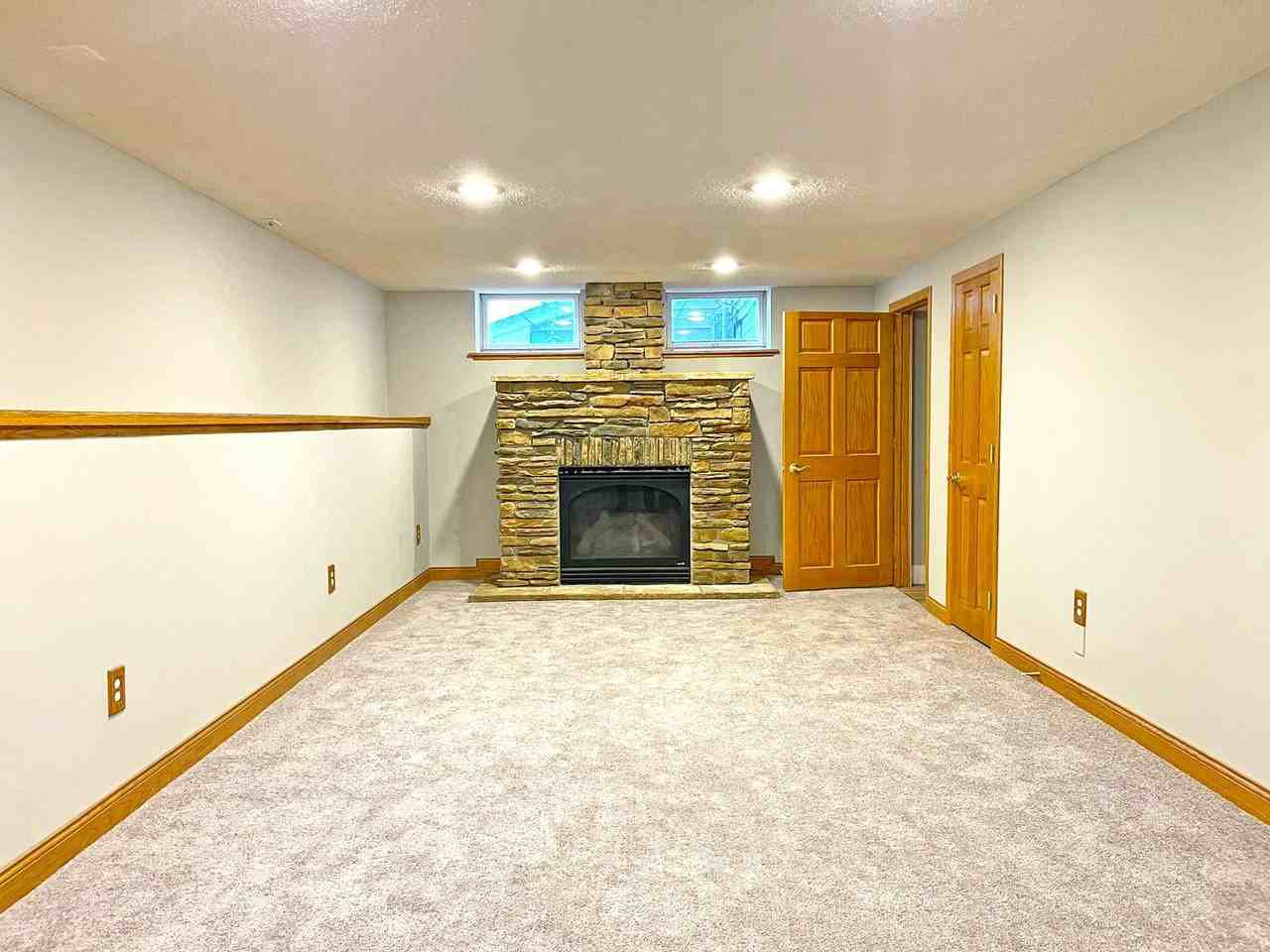 966 Sherren St W - Photo 7 of 21