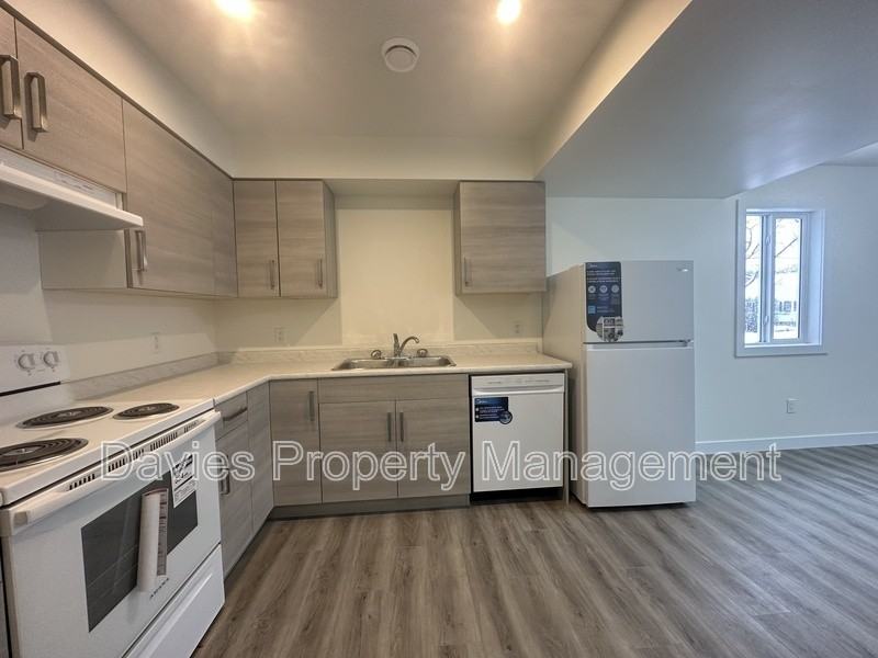 11903 93 St Nw - Photo 3 of 10