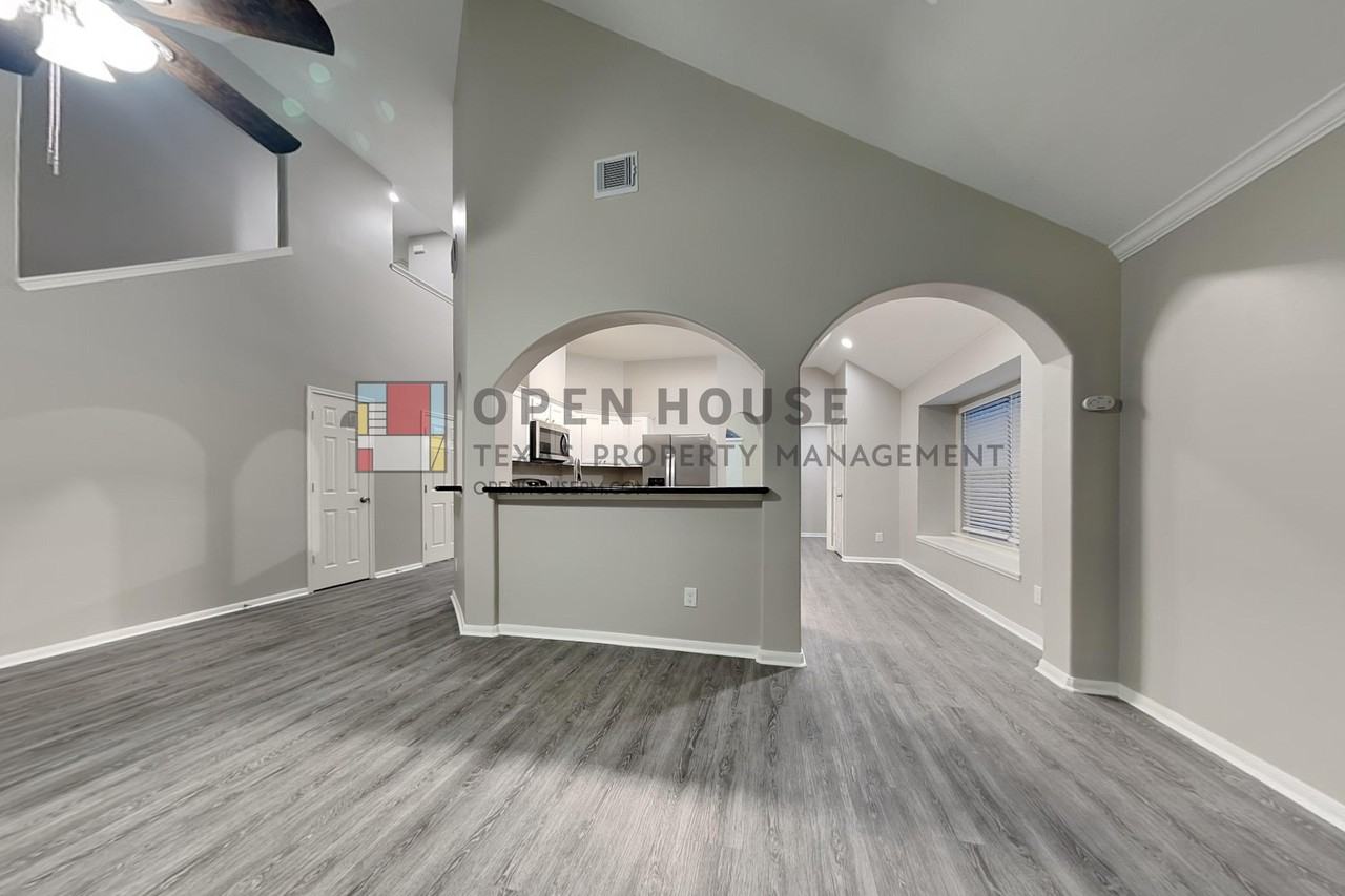 9102 Colony Cove Dr - Photo 3 of 21