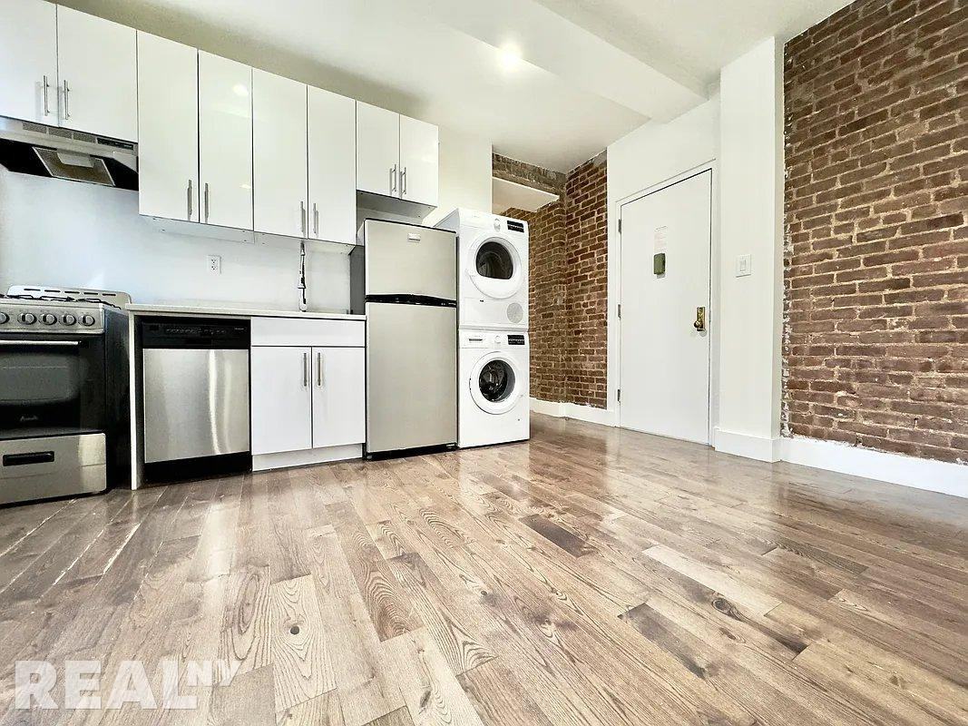 Saint Nicholas Ter #03 - Photo 2 of 7