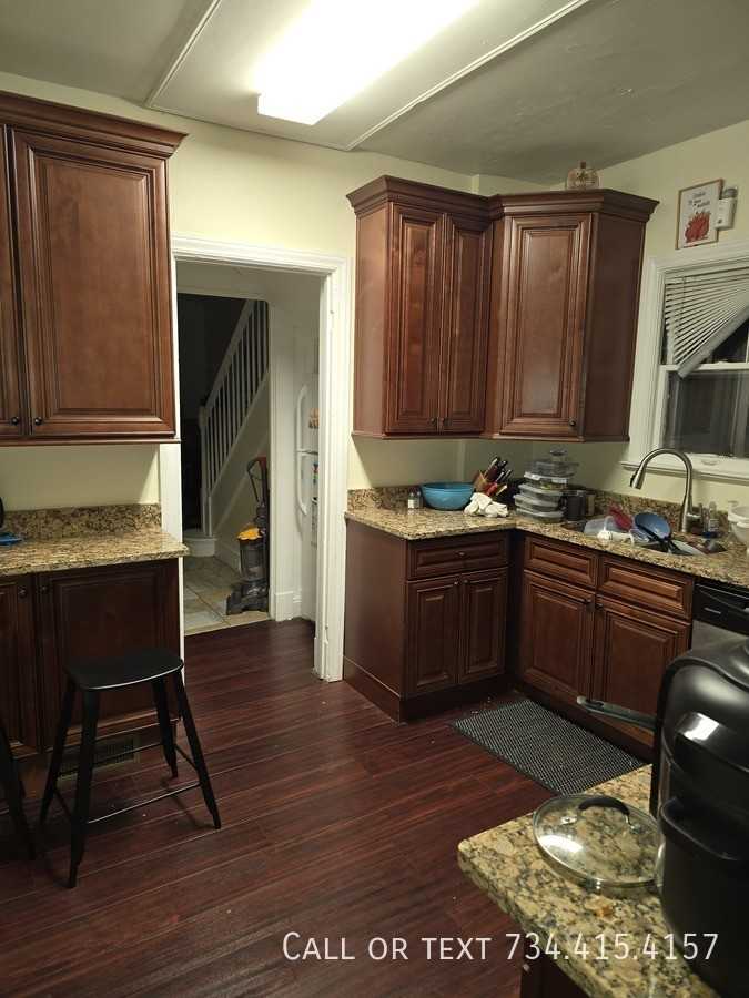 707 S Division St - Photo 3 of 33