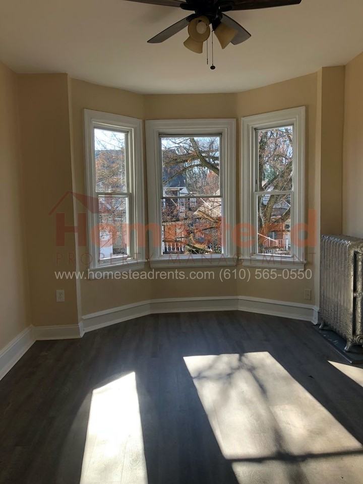 917 Pembroke Avenue - Photo 3 of 15