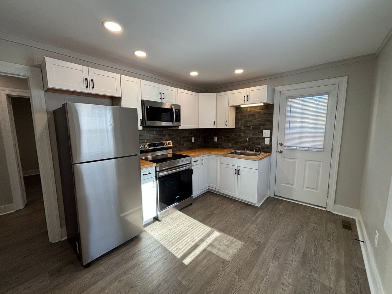 906 N Pineview Ave - Photo 3 of 11