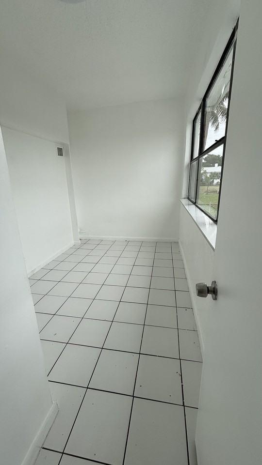 215 Ne 2nd St #NA - Photo 2 of 13
