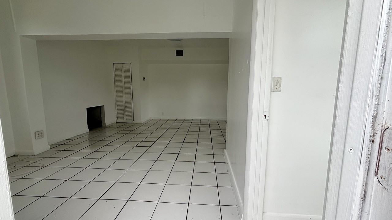 215 Ne 2nd St #NA - Photo 3 of 13