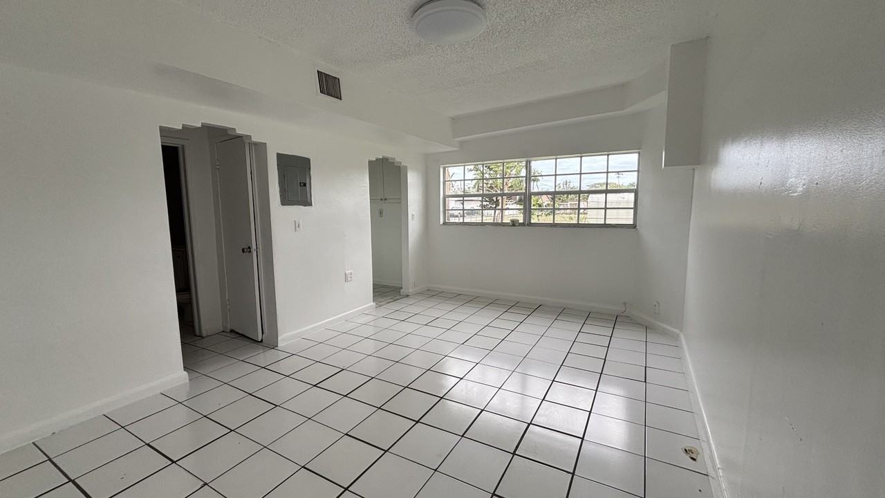215 Ne 2nd St #NA - Photo 4 of 13