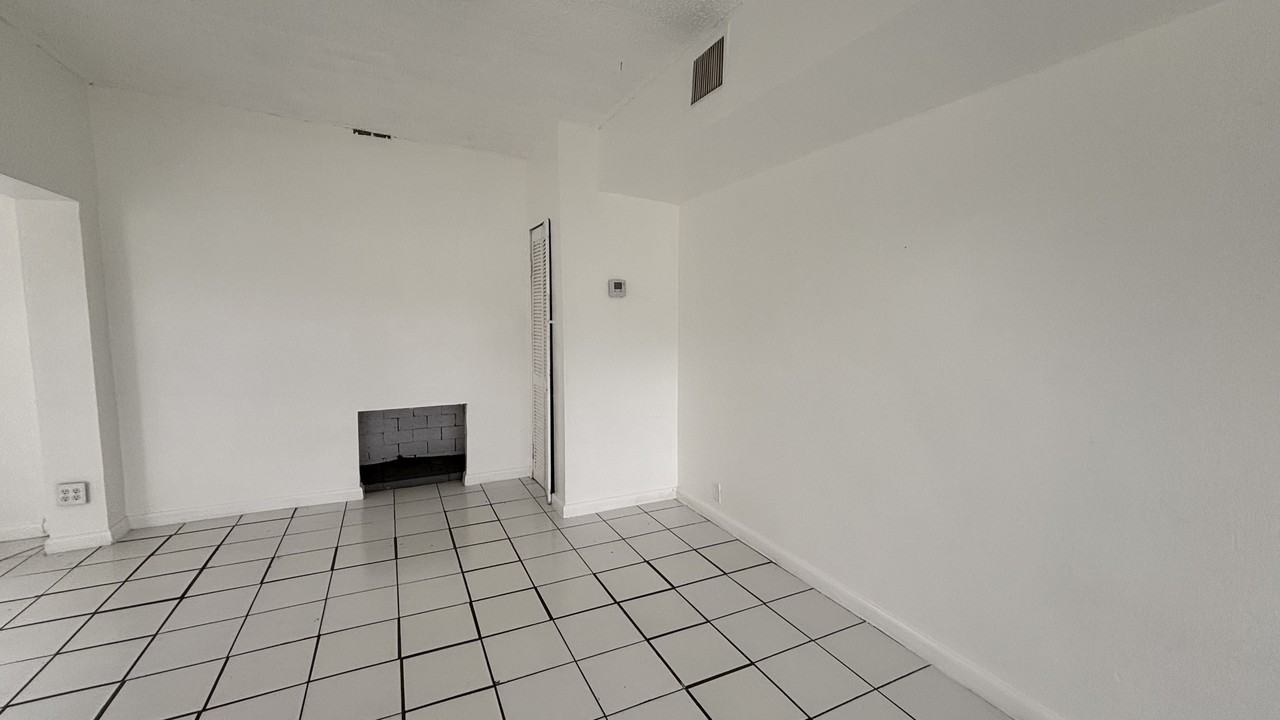 215 Ne 2nd St #NA - Photo 5 of 13