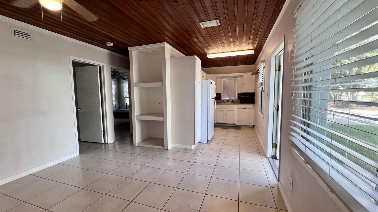 628 Se 5th St #NA - Photo 7 of 9