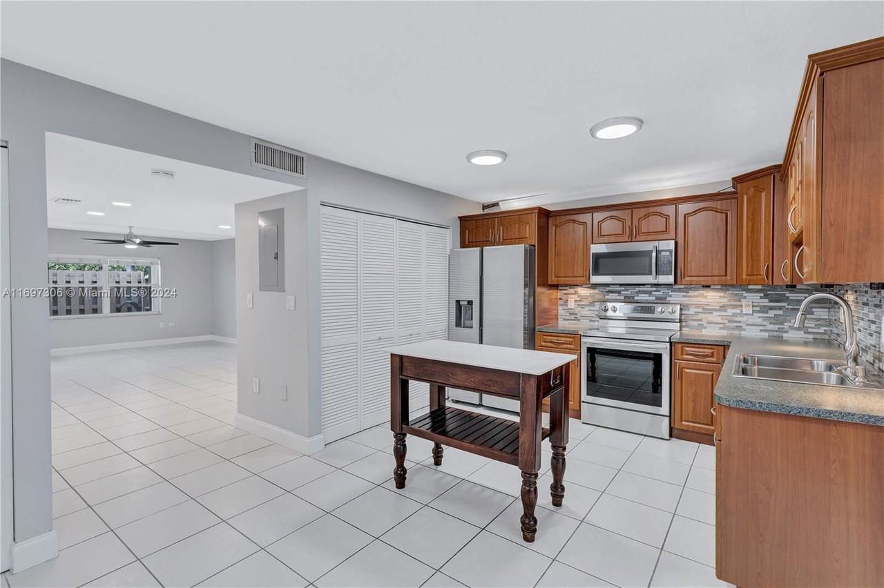 1379 Nw 124th Ave - Photo 3 of 8