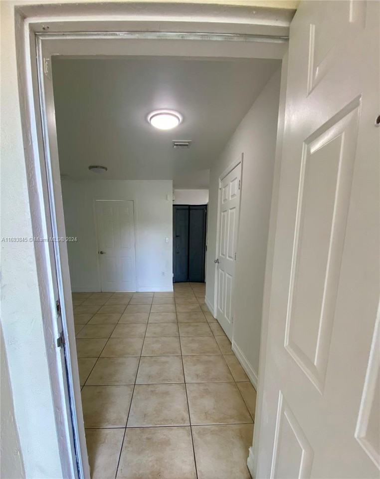 1304 Nw 3rd St - Photo 2 of 8