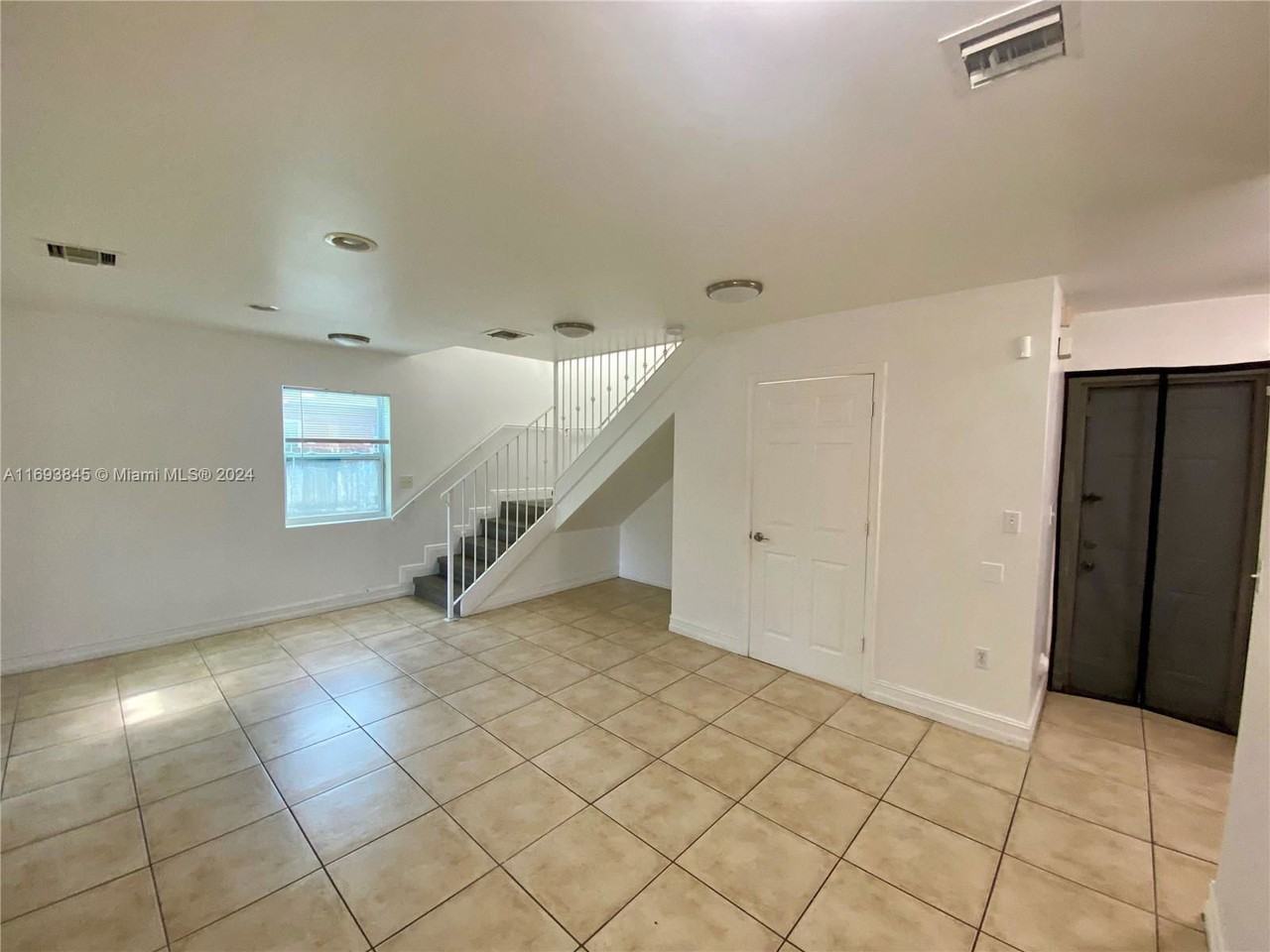 1304 Nw 3rd St - Photo 3 of 8