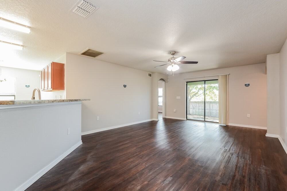 2404 Bexley Dr - Photo 3 of 16