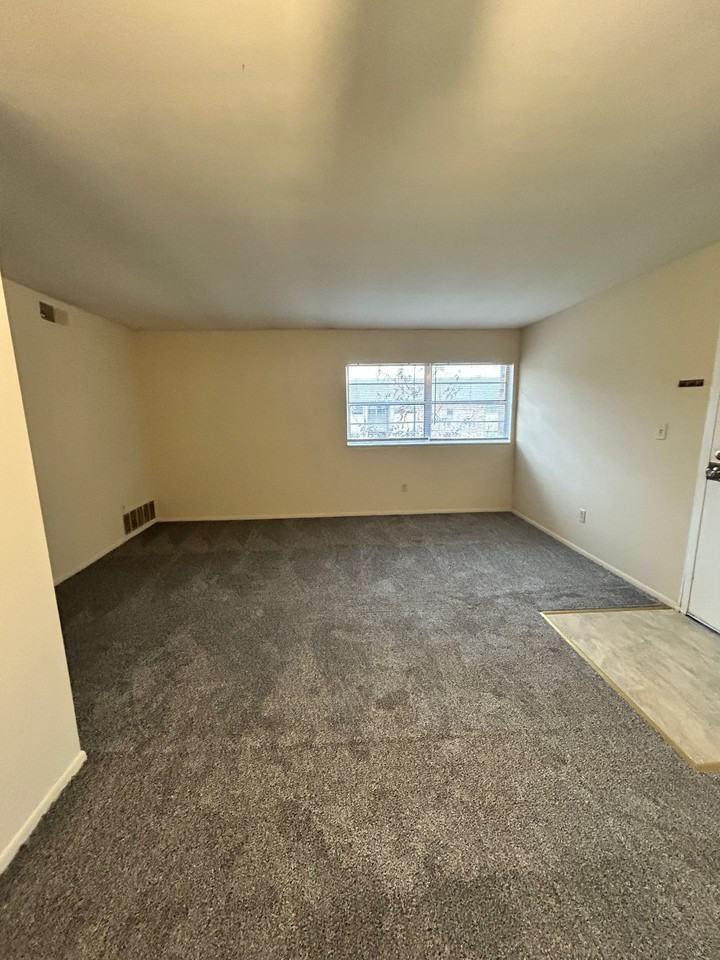 Live Oaks Apartments - Photo 3 of 13