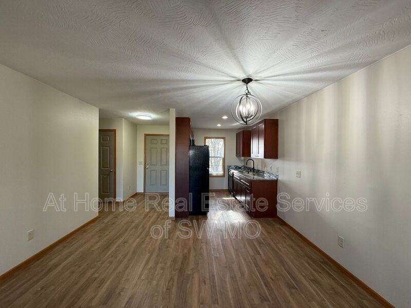 2305 W Parkview St - Photo 2 of 11