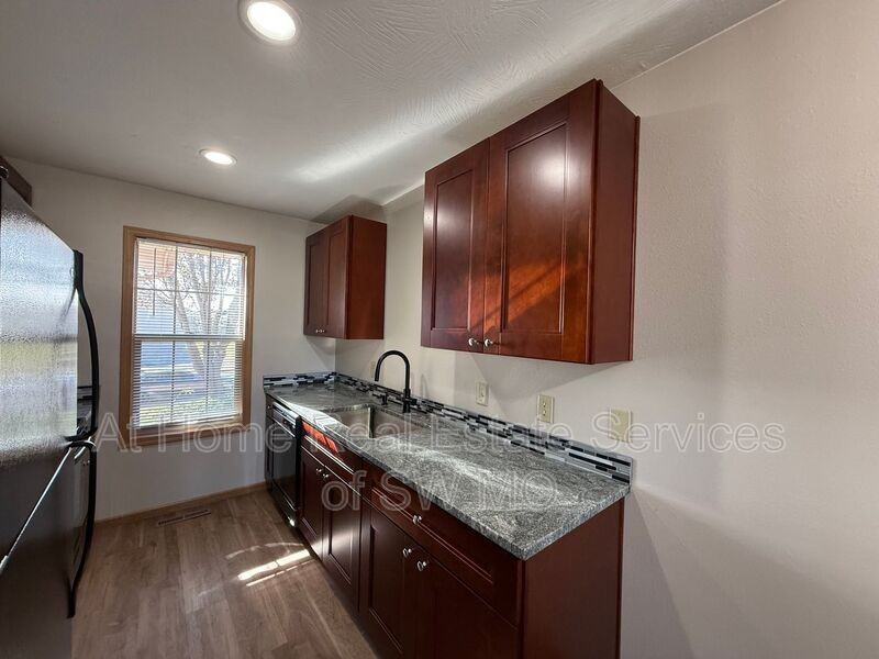 2305 W Parkview St - Photo 3 of 11