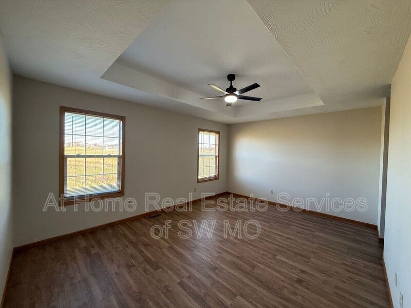 2305 W Parkview St - Photo 4 of 11