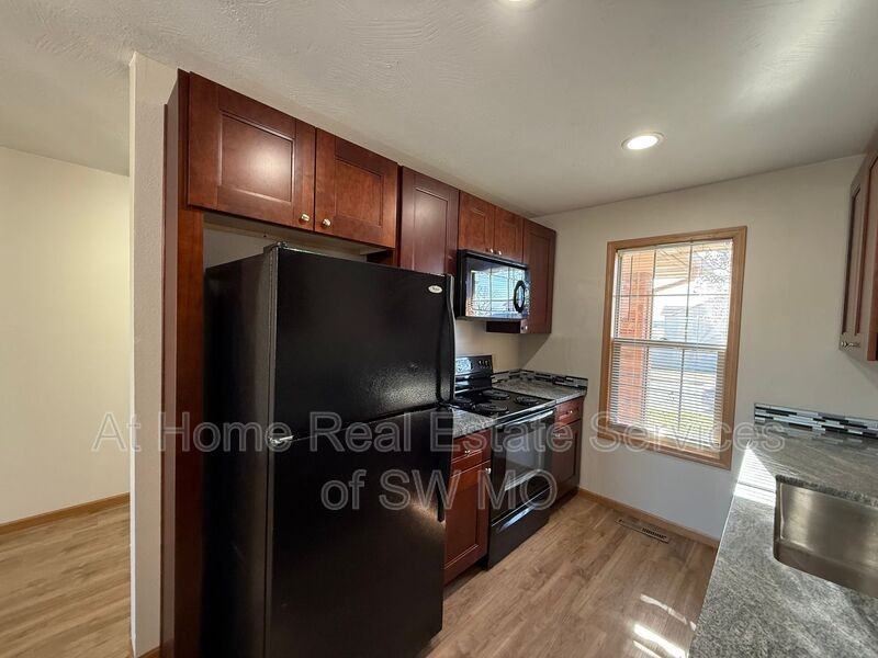 2305 W Parkview St - Photo 5 of 11