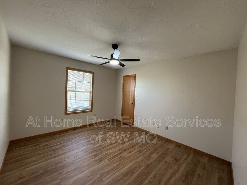 2305 W Parkview St - Photo 6 of 11