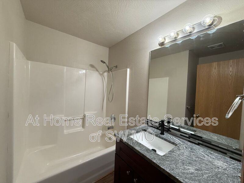 2305 W Parkview St - Photo 7 of 11