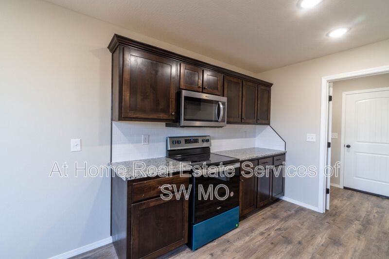 1810 S 15th Ave - Photo 2 of 13