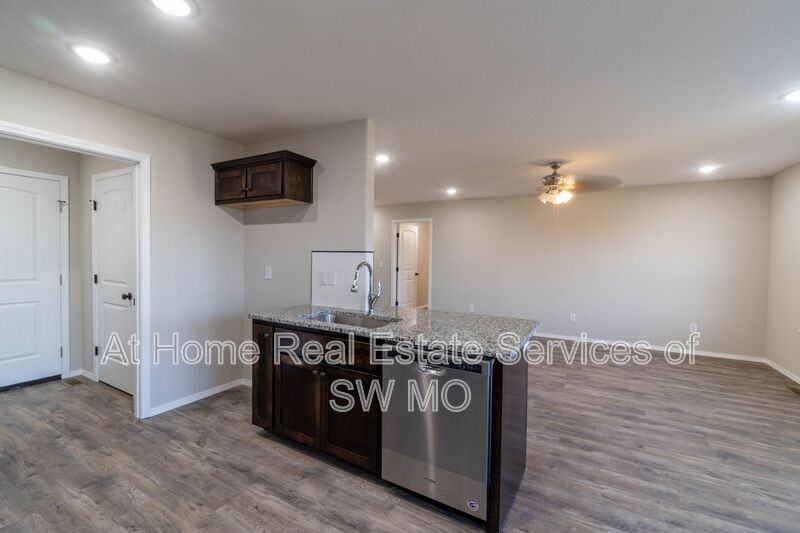 1810 S 15th Ave - Photo 3 of 13