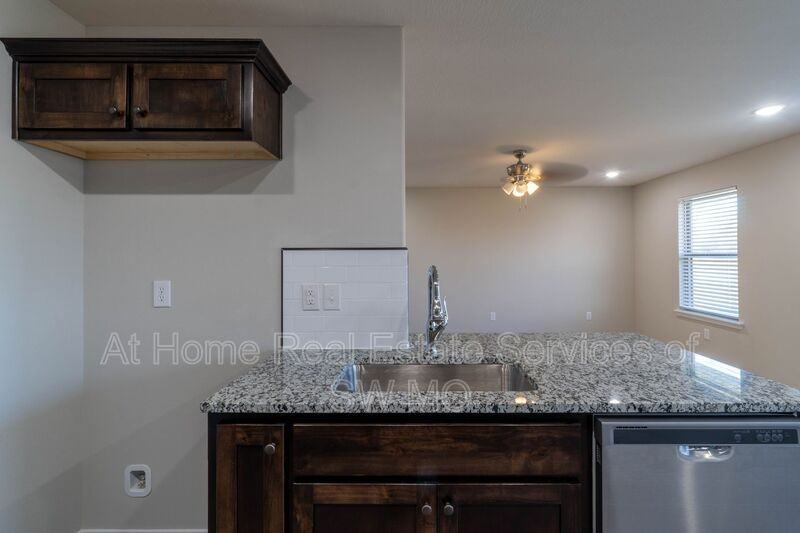 1810 S 15th Ave - Photo 4 of 13