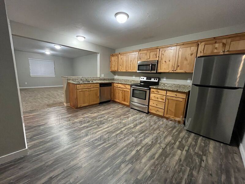 Lincoln Dr #129 - Photo 2 of 11