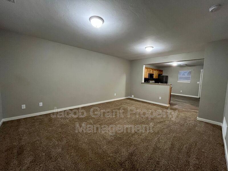 Lincoln Dr #129 - Photo 3 of 11