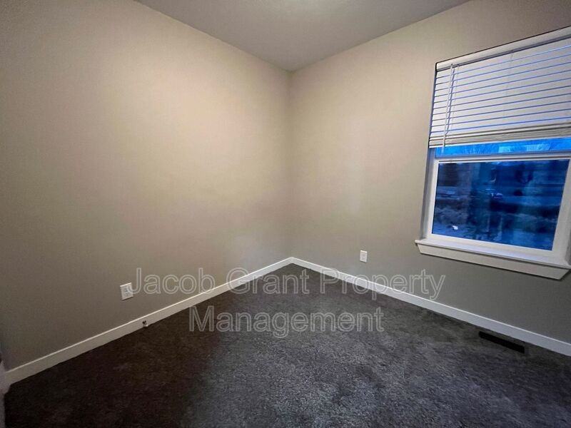 Lincoln Dr #129 - Photo 7 of 11