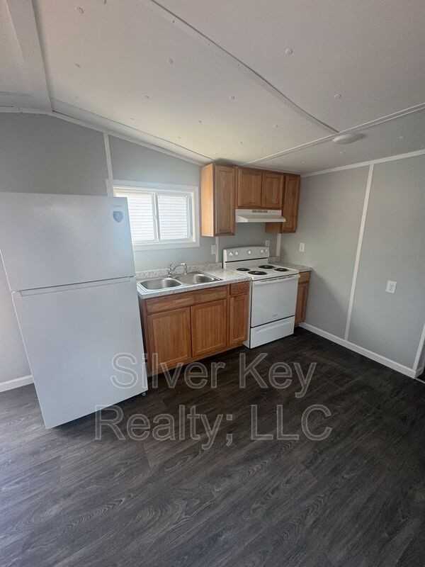 1004 S Jackson St #A12 - Photo 4 of 10