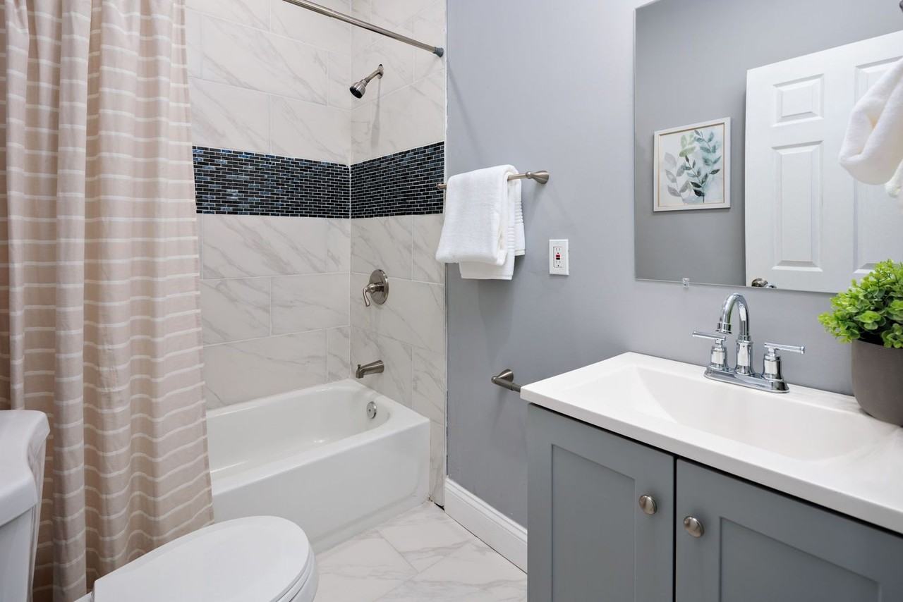 2572 McCulloh - Photo 3 of 20