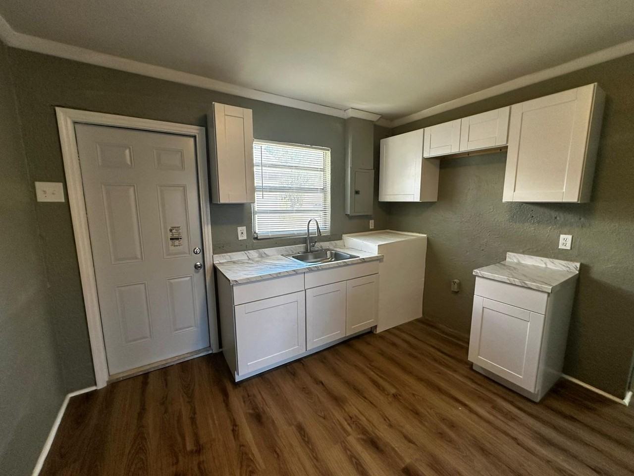 1403 Lotela Ave - Photo 2 of 5