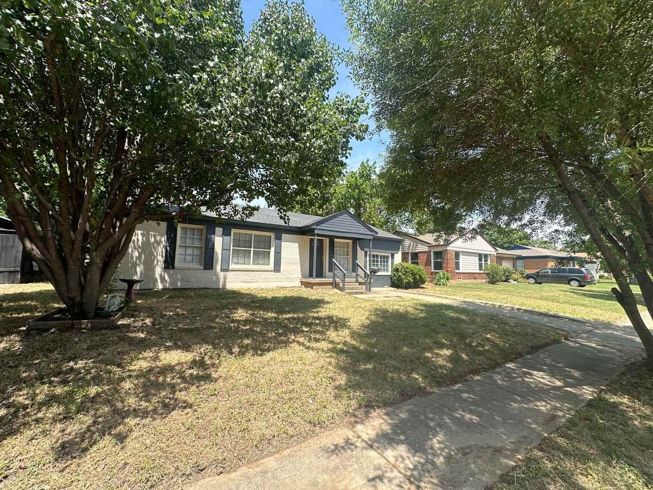 1513 Priscilla Ln - Photo 3 of 38