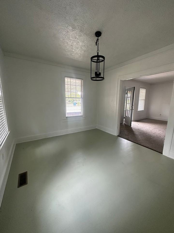 1536 Woodstock Ave - Photo 5 of 16