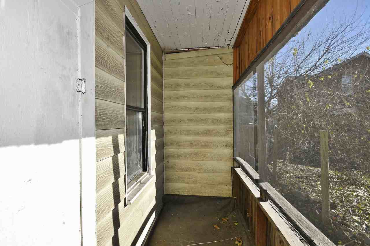 208 Pattison St - Photo 4 of 26
