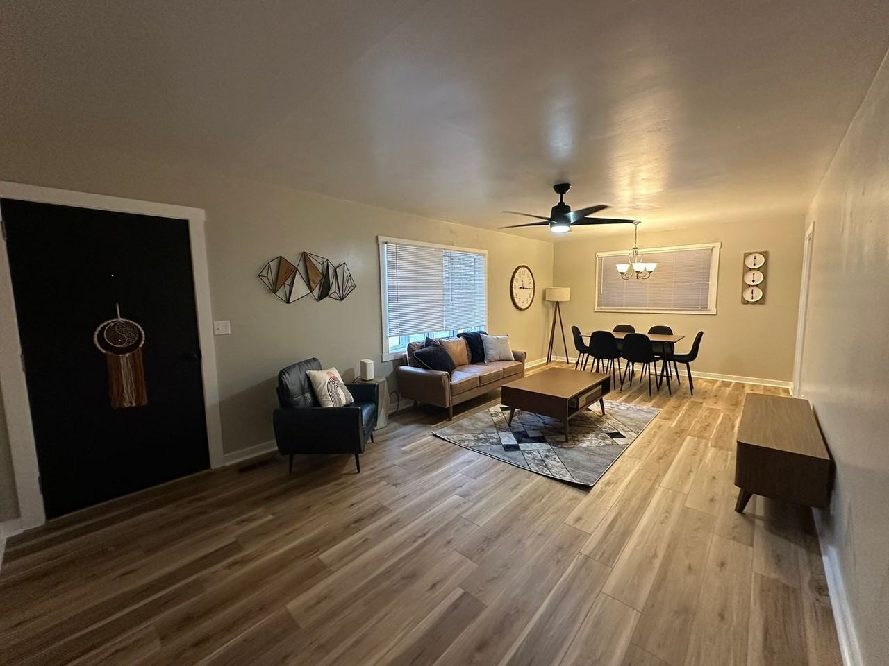 223 Kingsway Dr - Photo 5 of 21