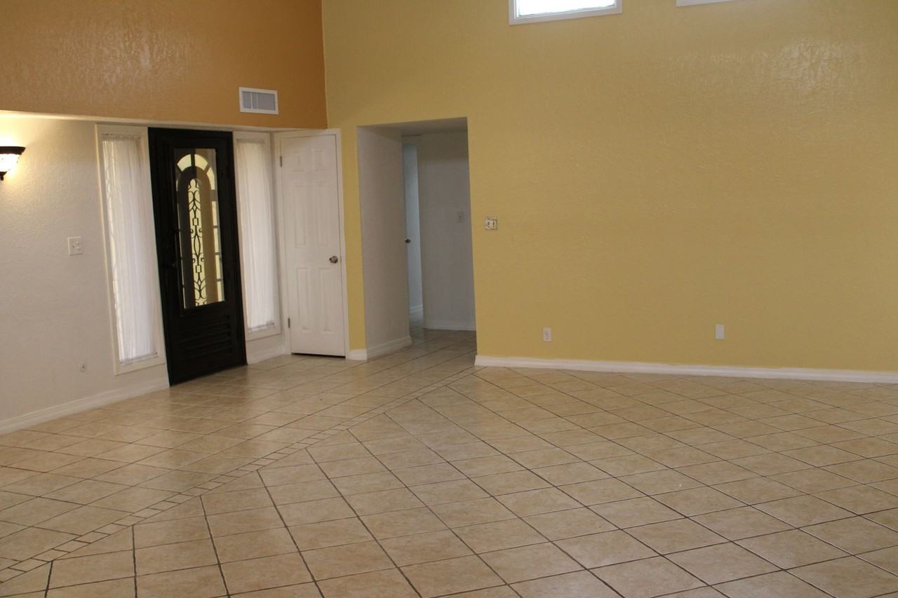 1743 Lomaland Dr - Photo 2 of 21