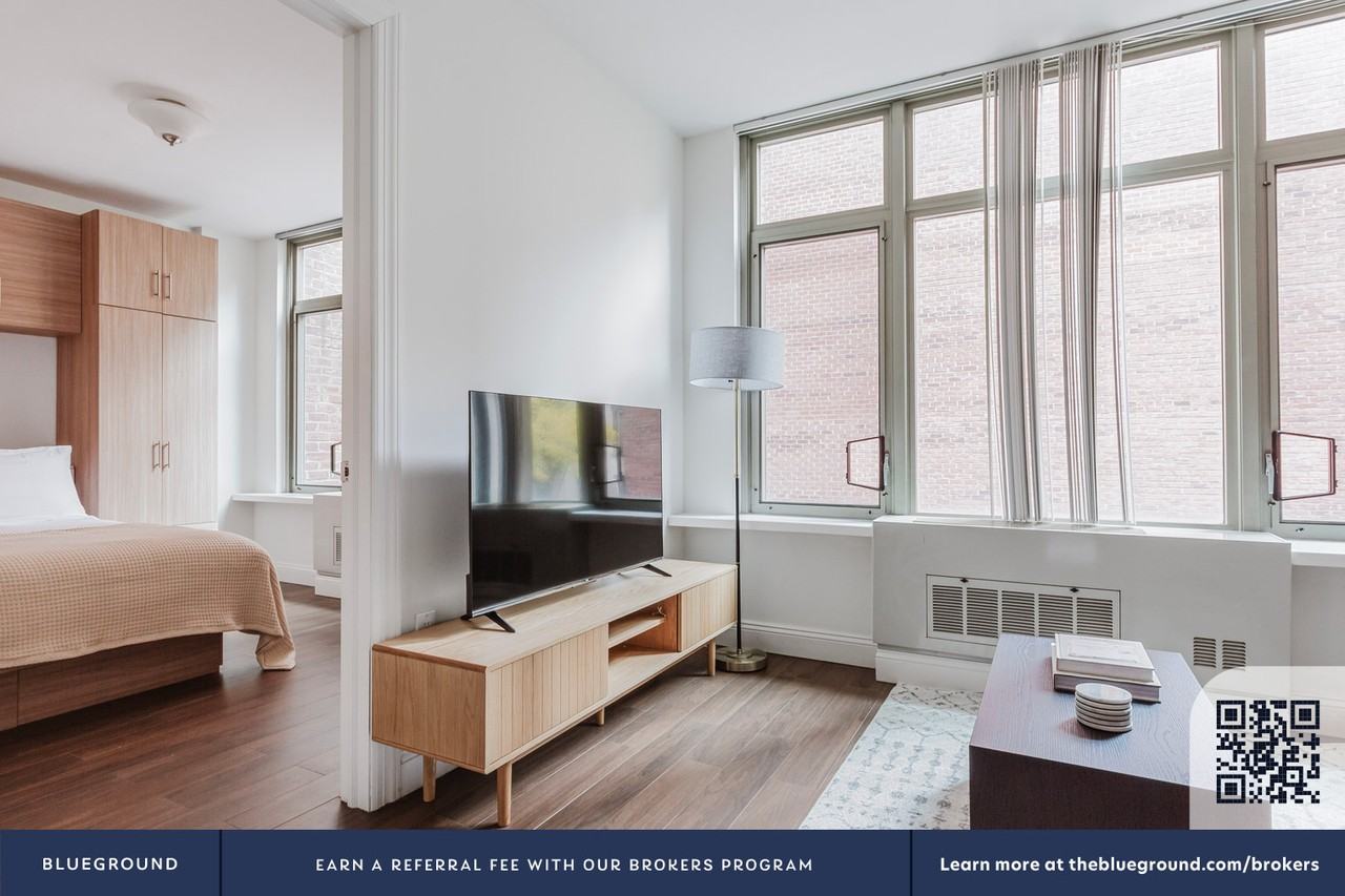 266 3rd Ave #1705 - Photo 4 of 16