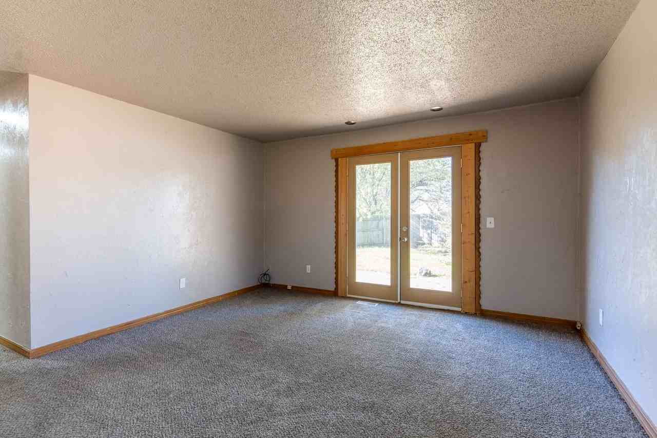 1421 Shalimar Dr - Photo 2 of 20