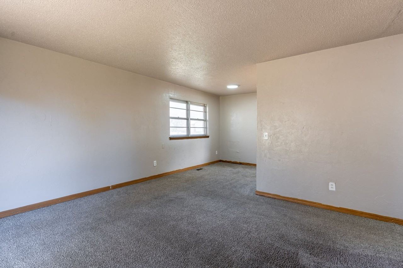 1421 Shalimar Dr - Photo 3 of 20