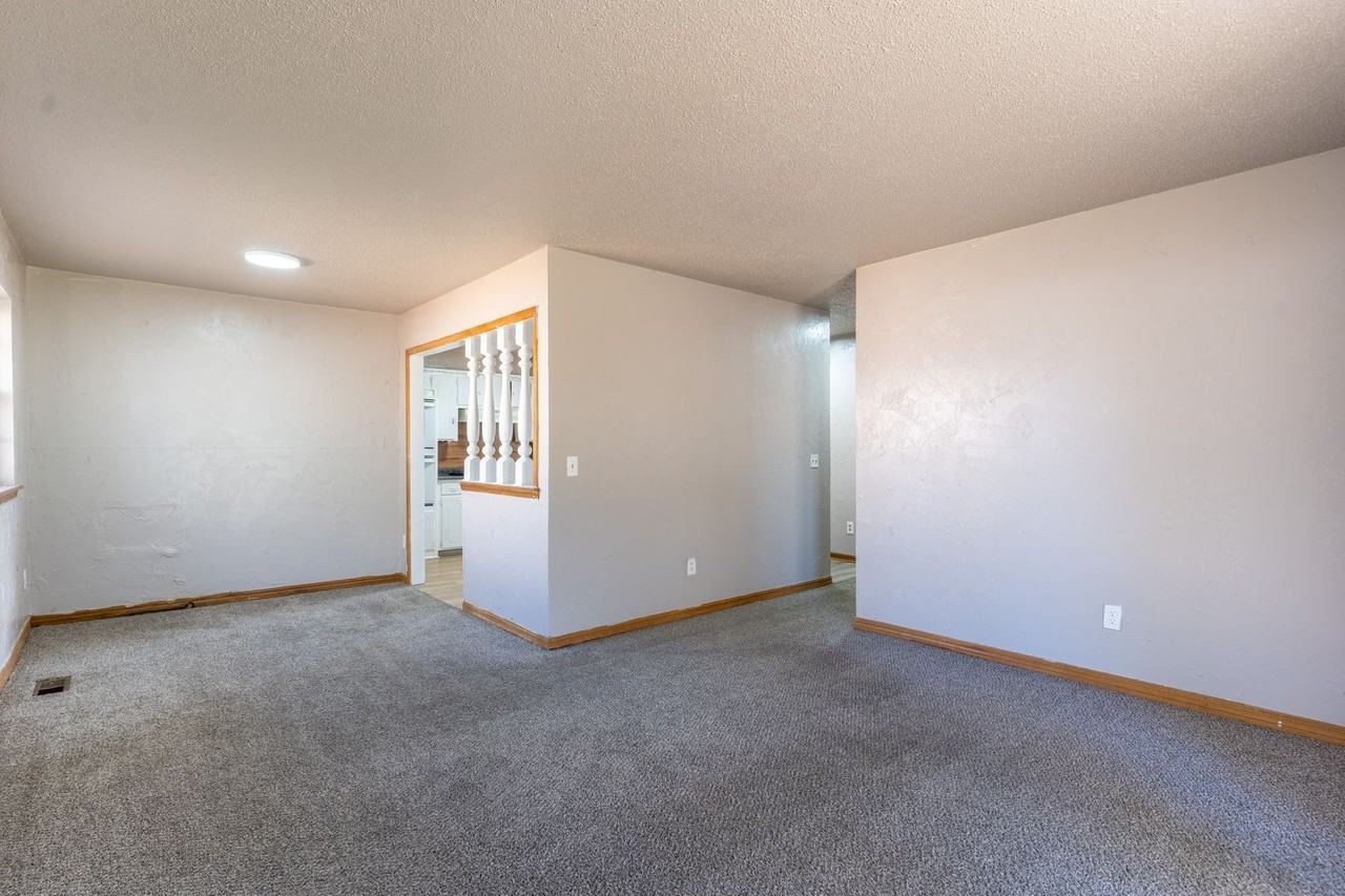 1421 Shalimar Dr - Photo 4 of 20