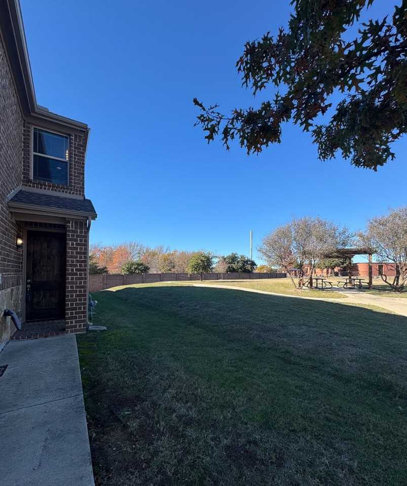 1251 Wiltshire Dr - Photo 2 of 28