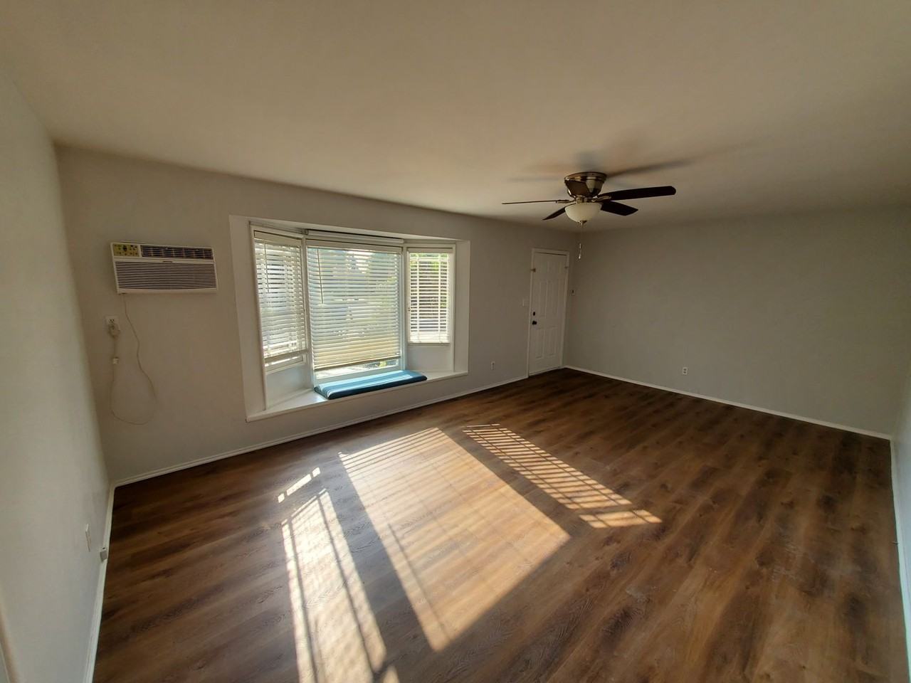 625 W Leeside St - Photo 3 of 13