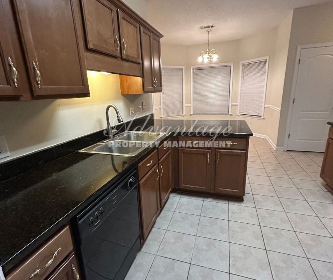 9326 S Fairmont Cir - Photo 3 of 17