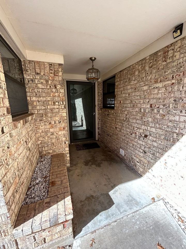 2304 Nw 75th St - Photo 3 of 31