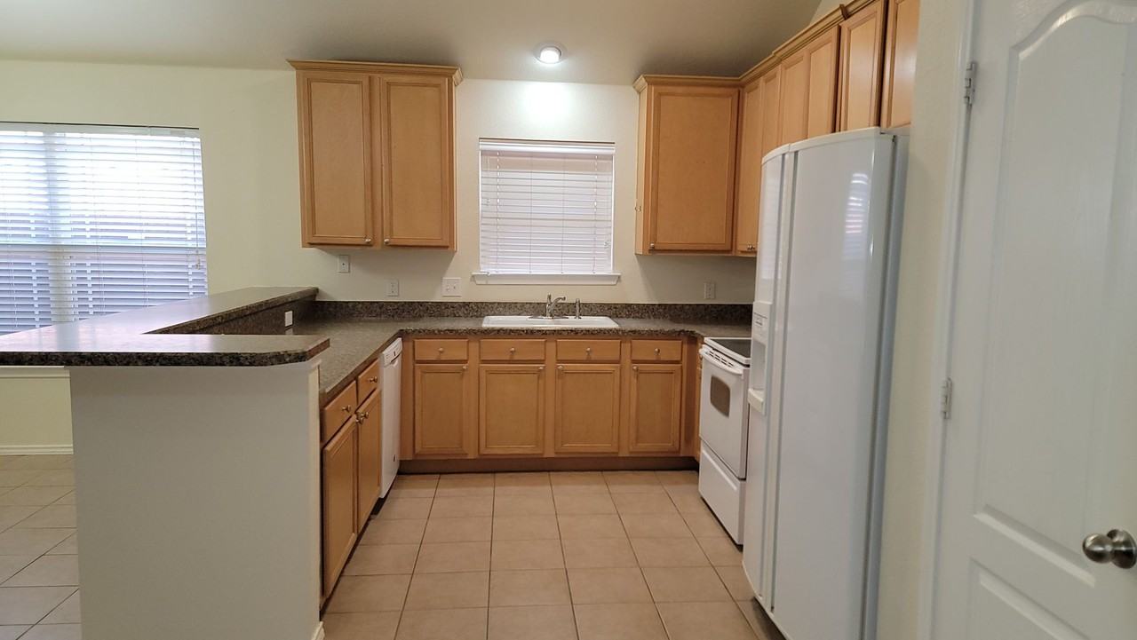 10820 Detroit Ave - Photo 5 of 22