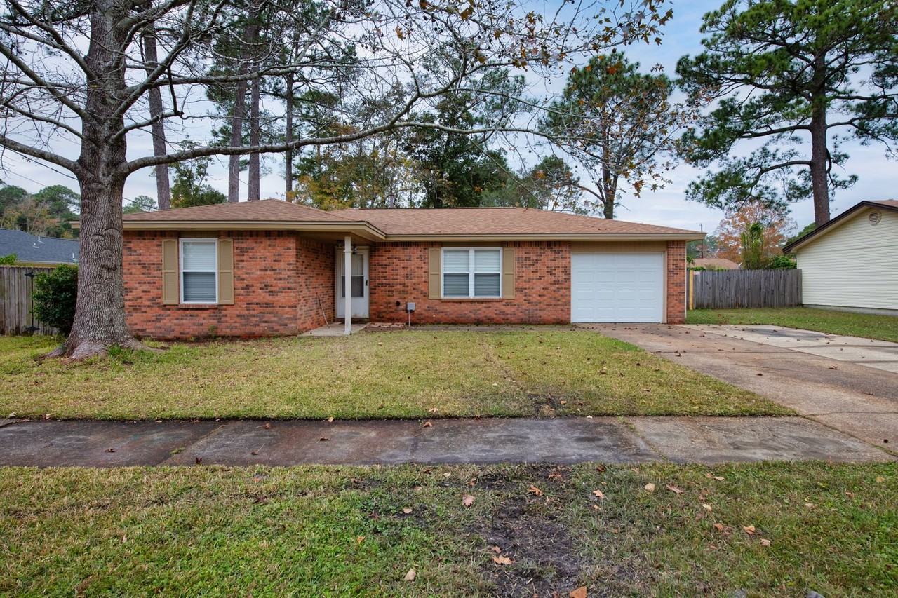 823 Meadow Ln - Photo 2 of 23