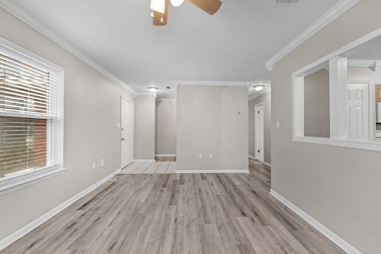 823 Meadow Ln - Photo 3 of 23